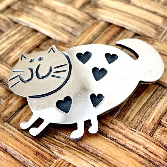 Sterling Fat Cat Brooch with Heart Accents - Picture 3 of 10